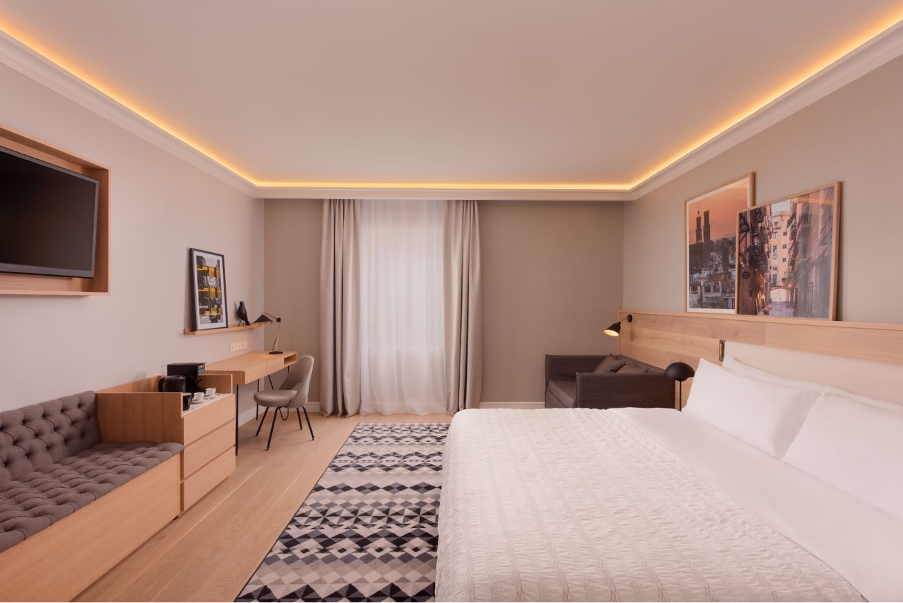 Premium Zimmer mit Kingsize-Bett und geschlossenem Zustellbett