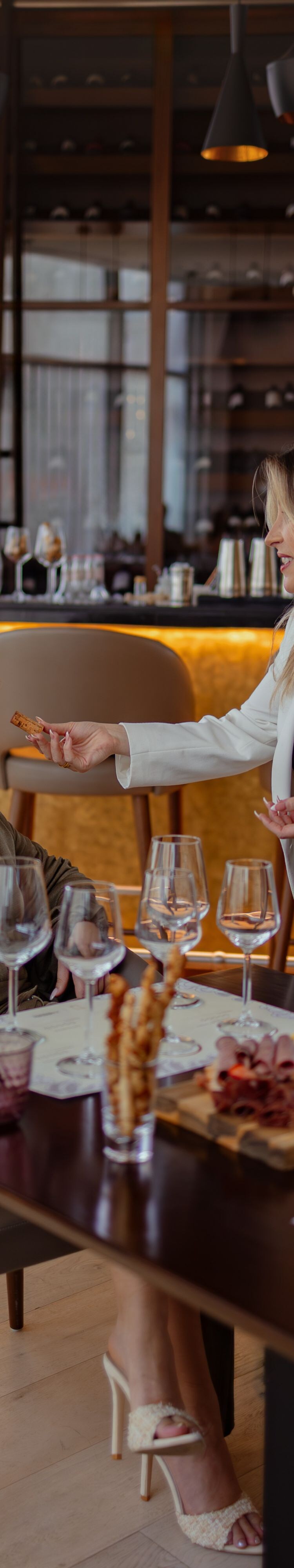 نزيل يشارك في جلسة تذوق احترافية في بار روج (Bar Rouge)