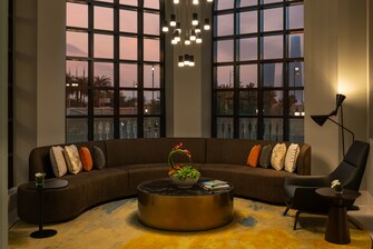 منطقة الجلوس بجوار البهو في فندق لو رويال ميريديان الدوحة 