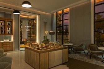 منطقة الجلوس بجوار البهو في فندق لو رويال ميريديان الدوحة