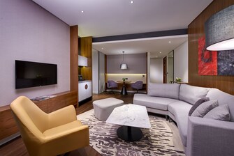 Le Meridien Suite - Living Room