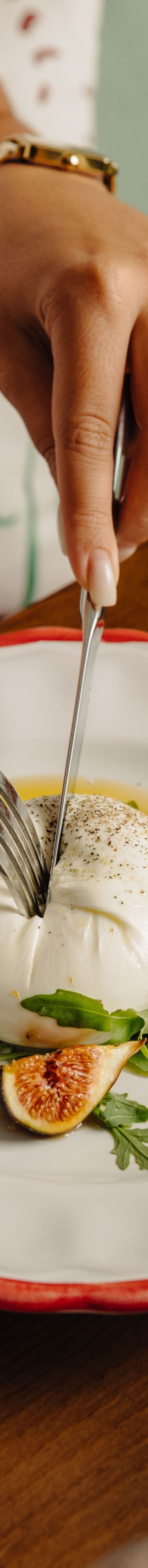 Burrata with figs and arugula