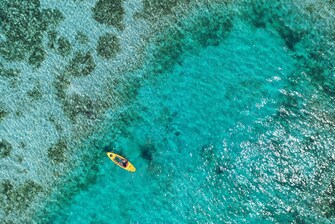 Aventúrese en un kayak sobre las aguas de color turquesa