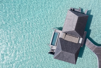 Vista aérea de la villa sobre el agua de dos dormitorios con piscina