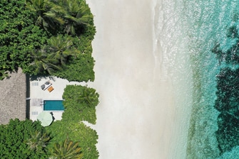 Vista aérea de la villa de dos dormitorios en la playa con piscina