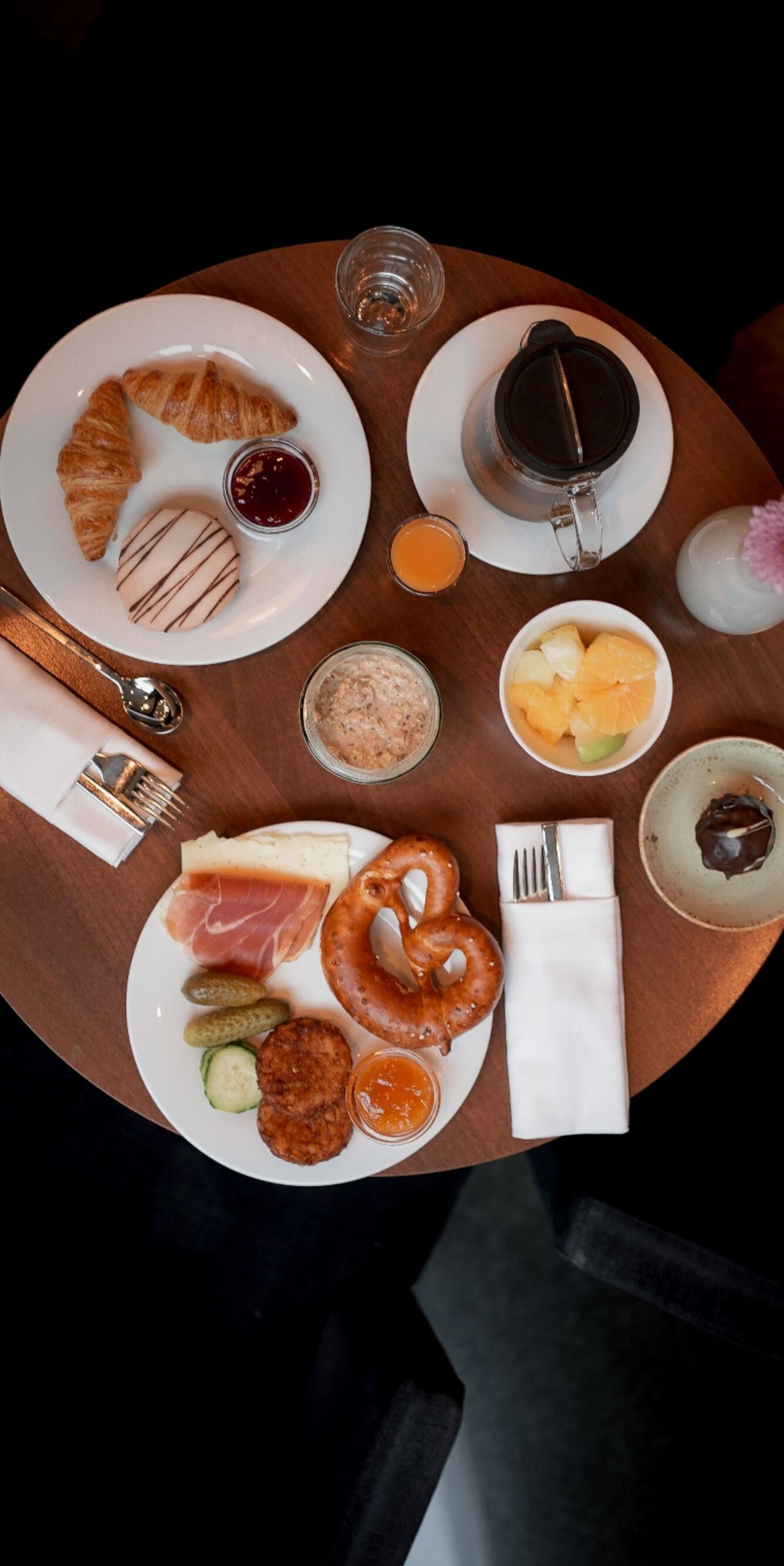 Table du petit-déjeuner avec viennoiseries et café
