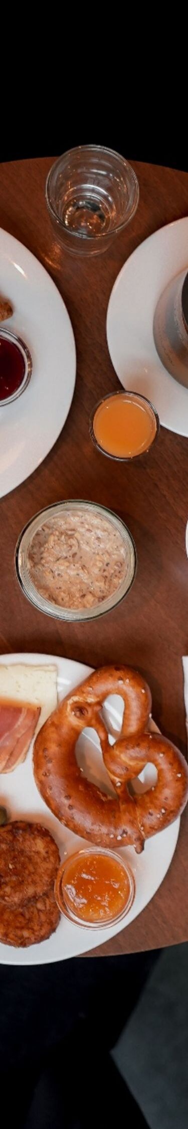 Table du petit-déjeuner avec viennoiseries et café