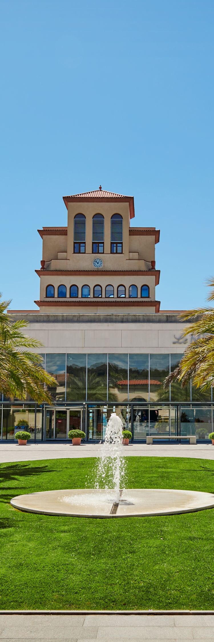 Magnificent entrance with a main fountain welcome 