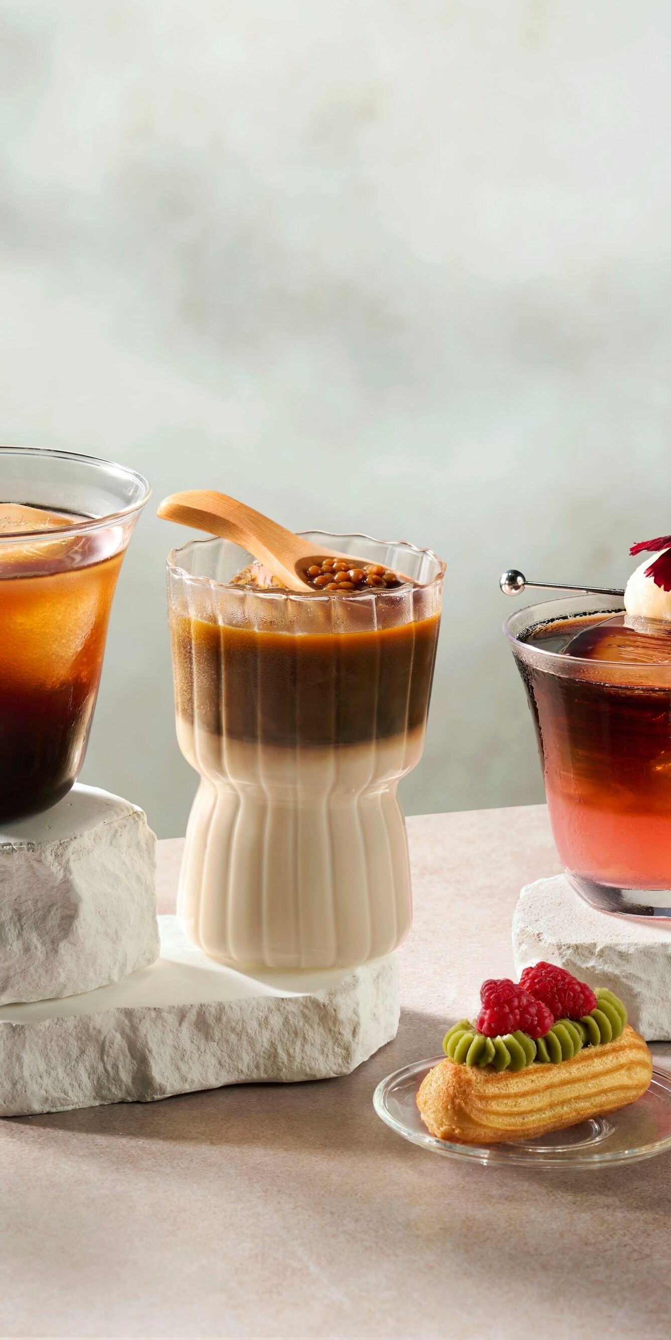 Drei Tassen Kaffee und ein Éclair