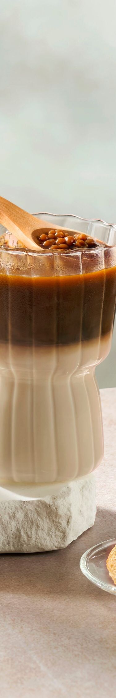 Drei Tassen Kaffee und ein Éclair