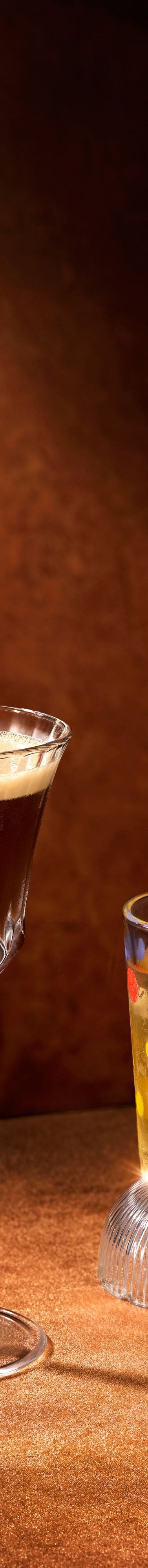 Espresso-Martini und Cocktail mit Punkten