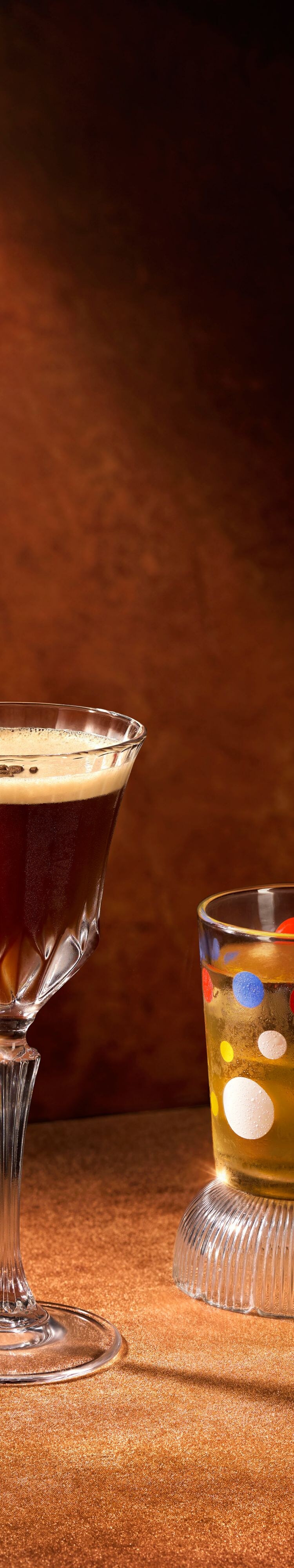 Espresso-Martini und Cocktail mit Punkten