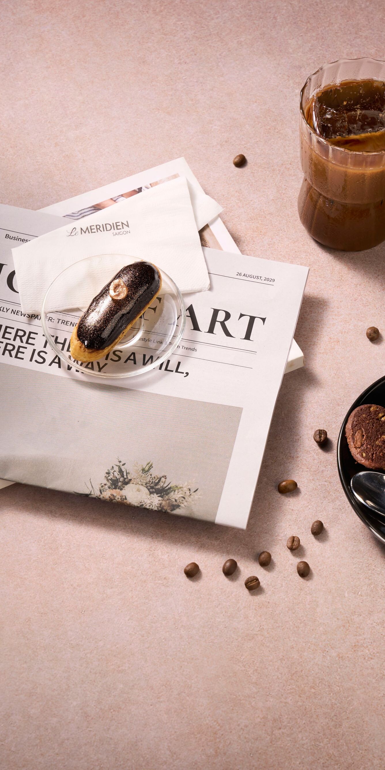Zwei Tassen Kaffee und Eclairs