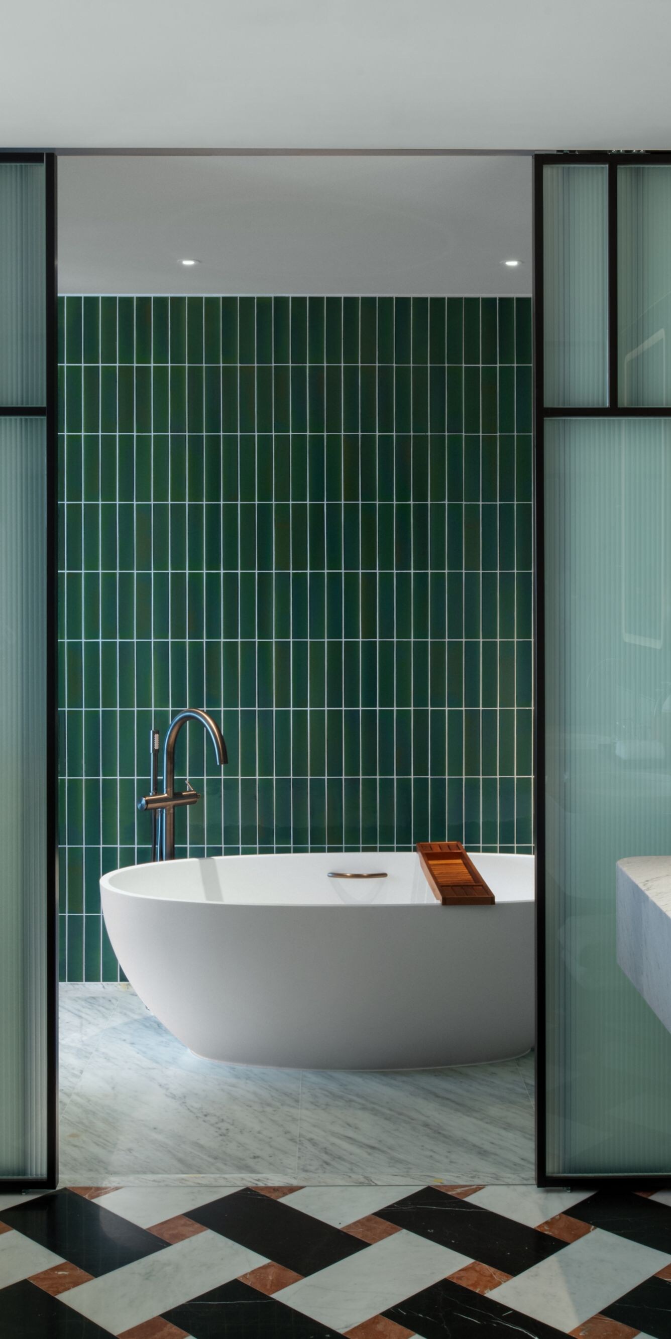 bathtub, double vanity, grooming space
