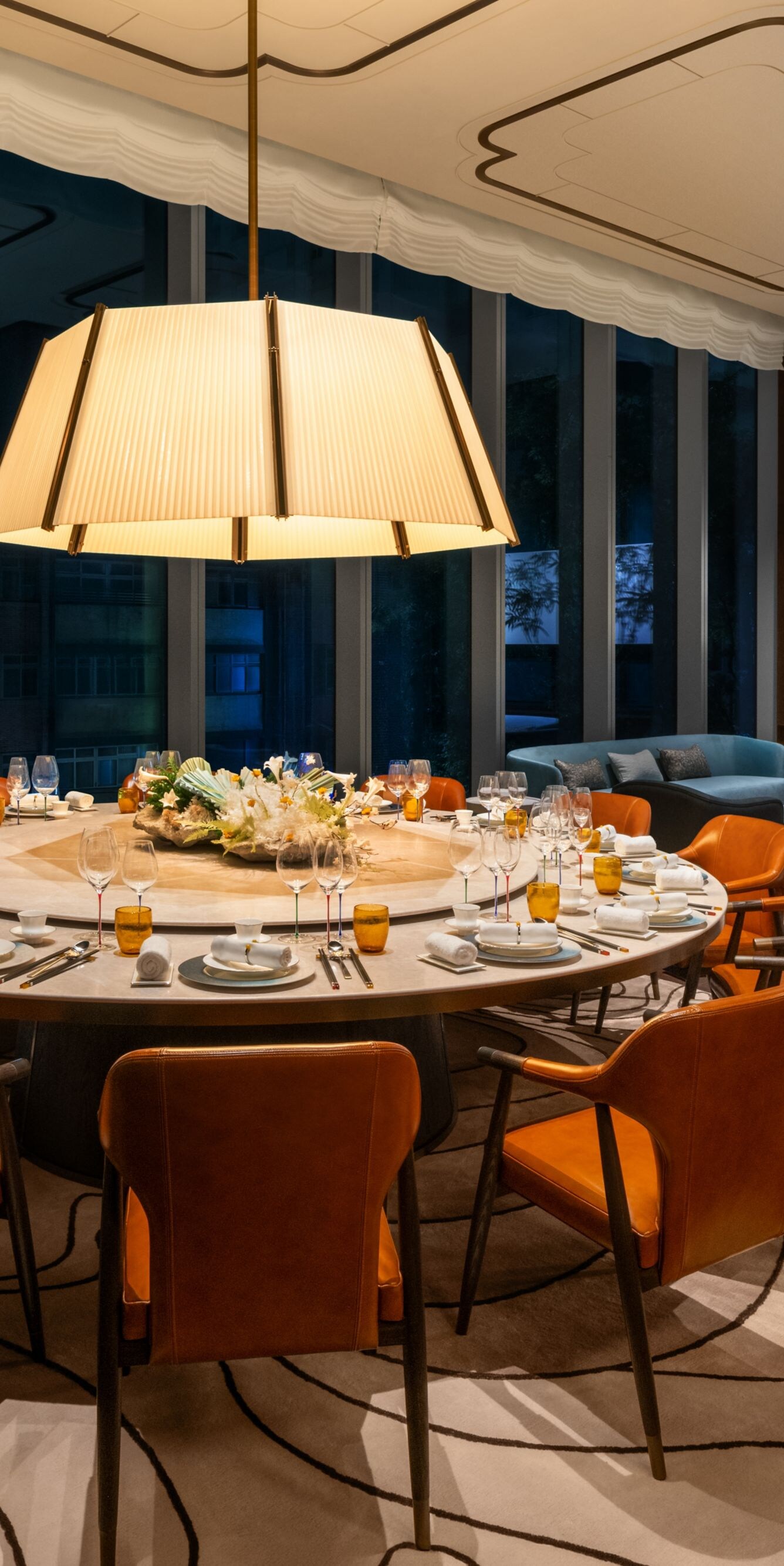 Large table round in private Dining Room