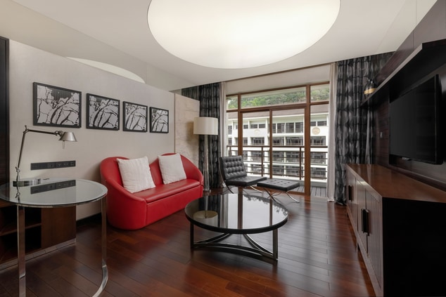 Deluxe Suite Livingroom