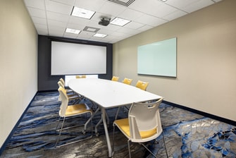 salle de réunion avec projecteur