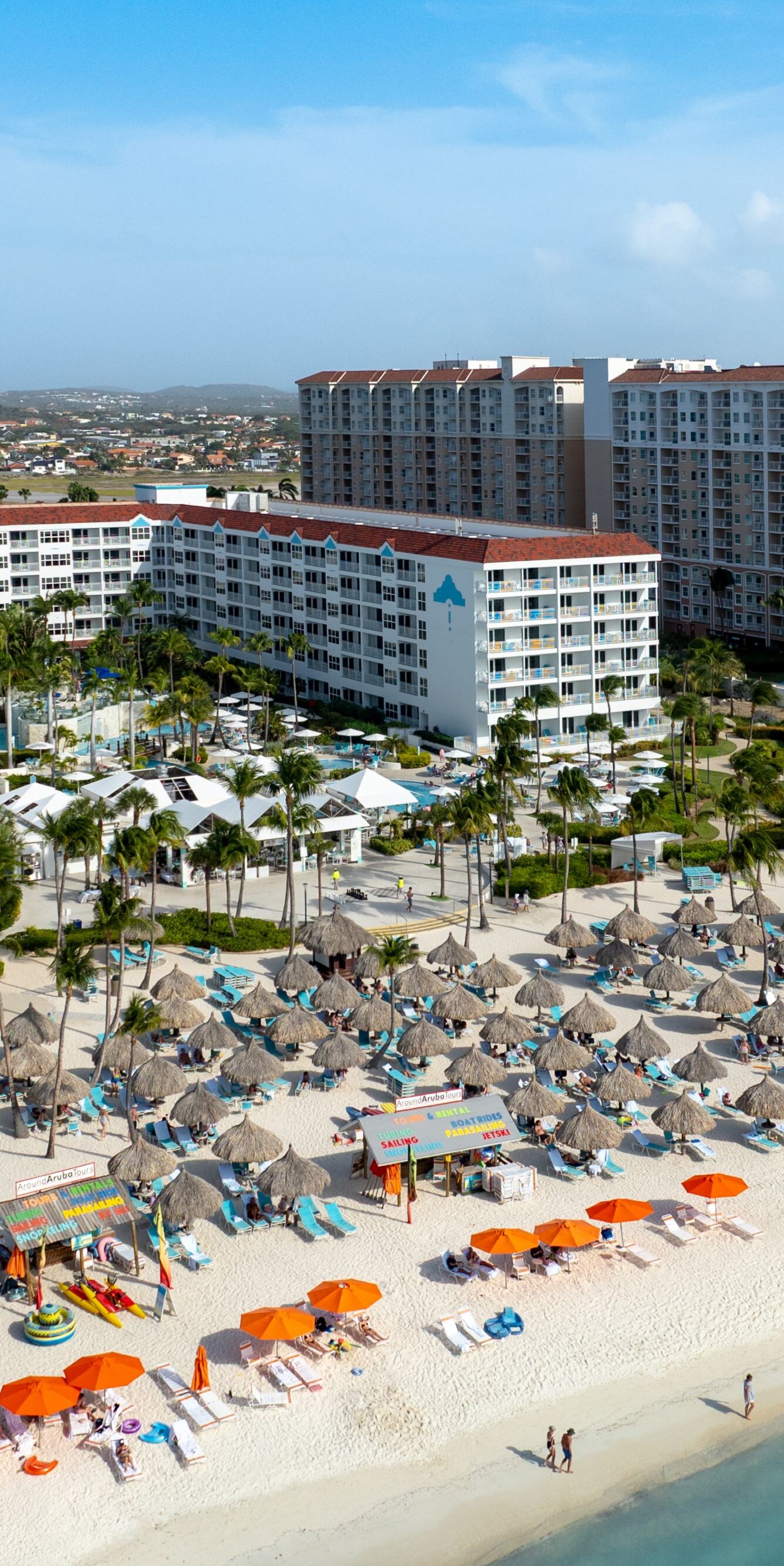 Exterior del resort vacacional frente al mar en Aruba