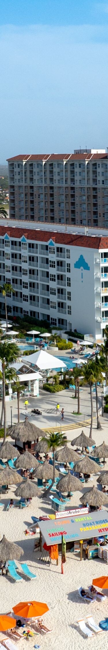 Exterior del resort vacacional frente al mar en Aruba
