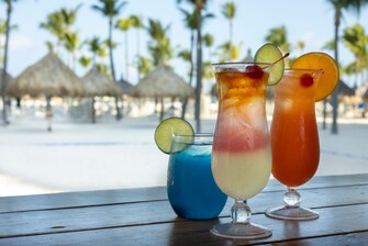 Bebidas tropicales en el mostrador de la bar al aire libre