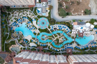 Vista aérea de la piscina del resort