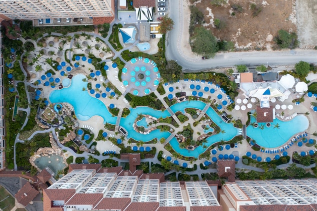 Vista aérea da piscina do resort