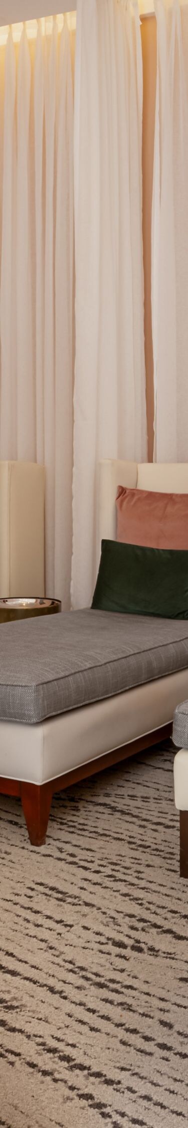Cuatro sillas reclinables del spa, zona de asientos