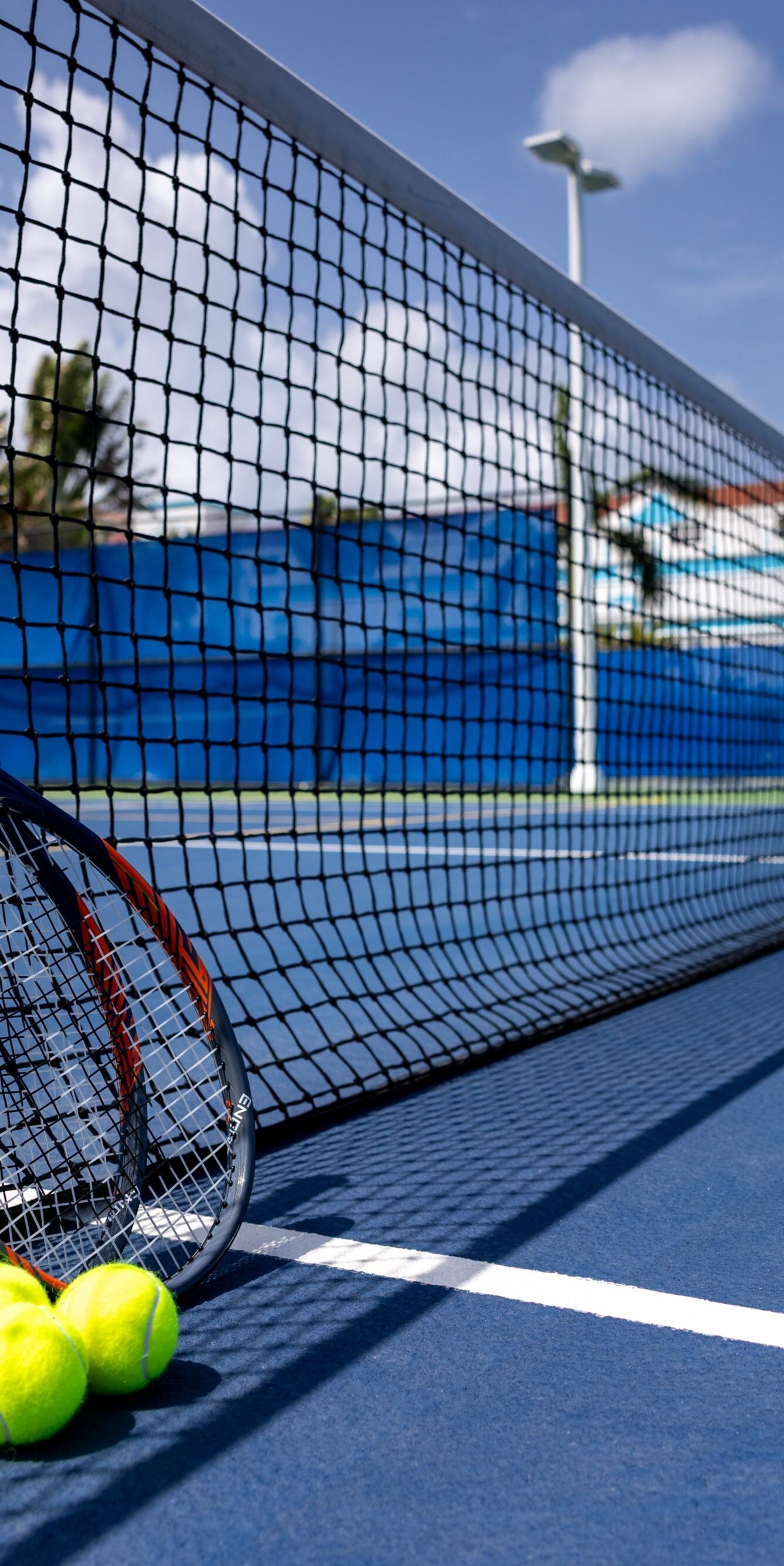Cancha de tenis con equipo