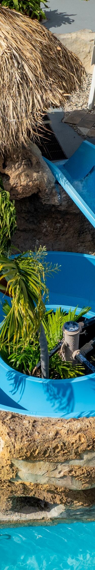 Vista aérea del tobogán acuático en la piscina