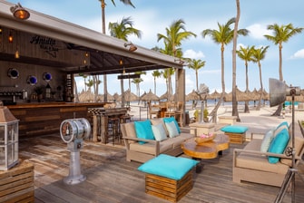Asientos al aire libre del bar Antilla Beach