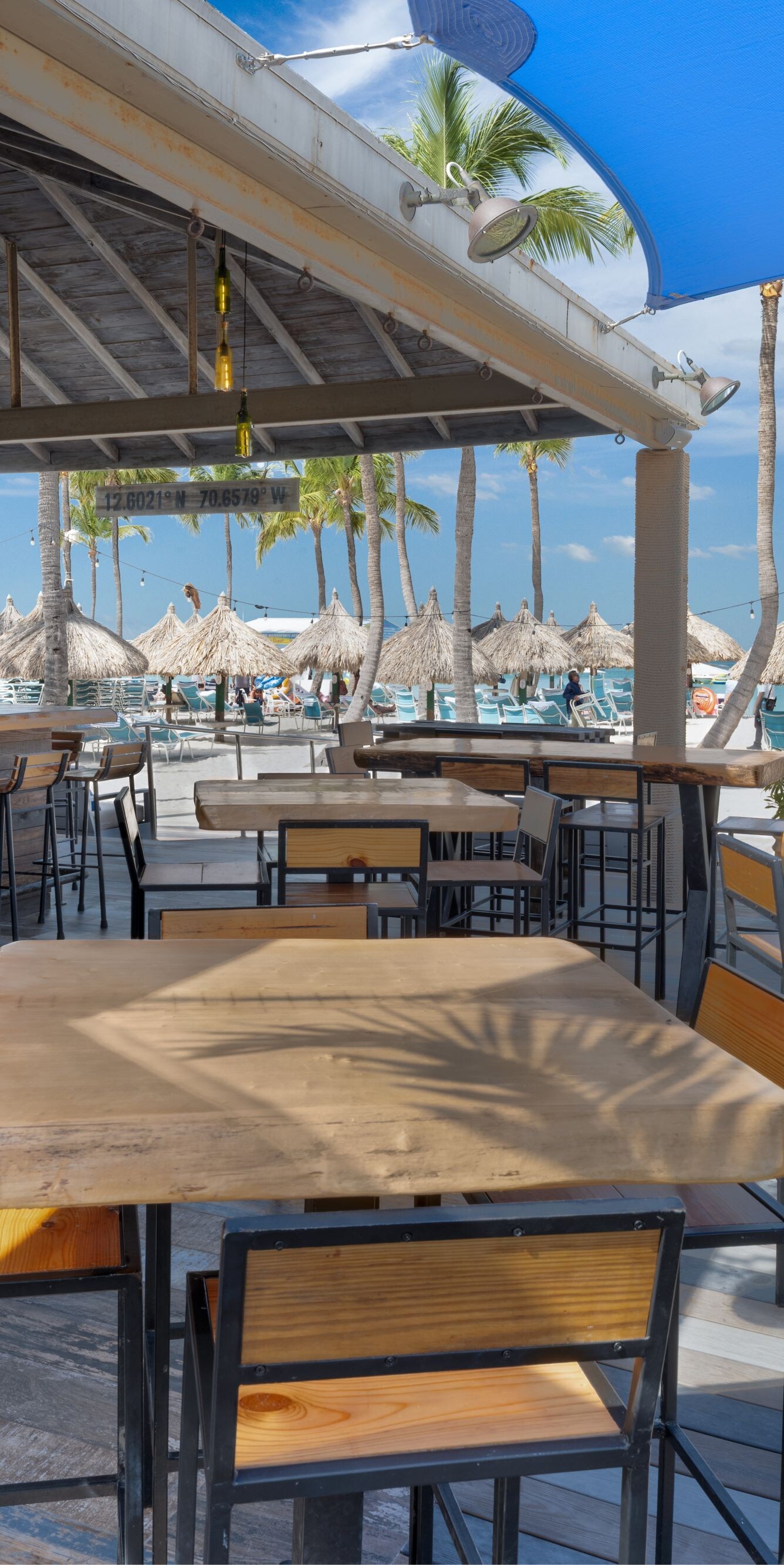 Barman, strandbar met uitzicht op het strand en de zee
