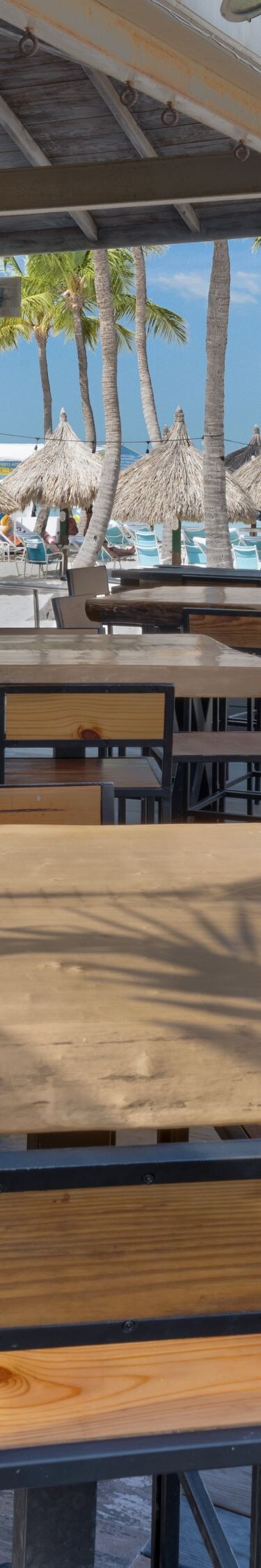 Barman, strandbar met uitzicht op het strand en de zee