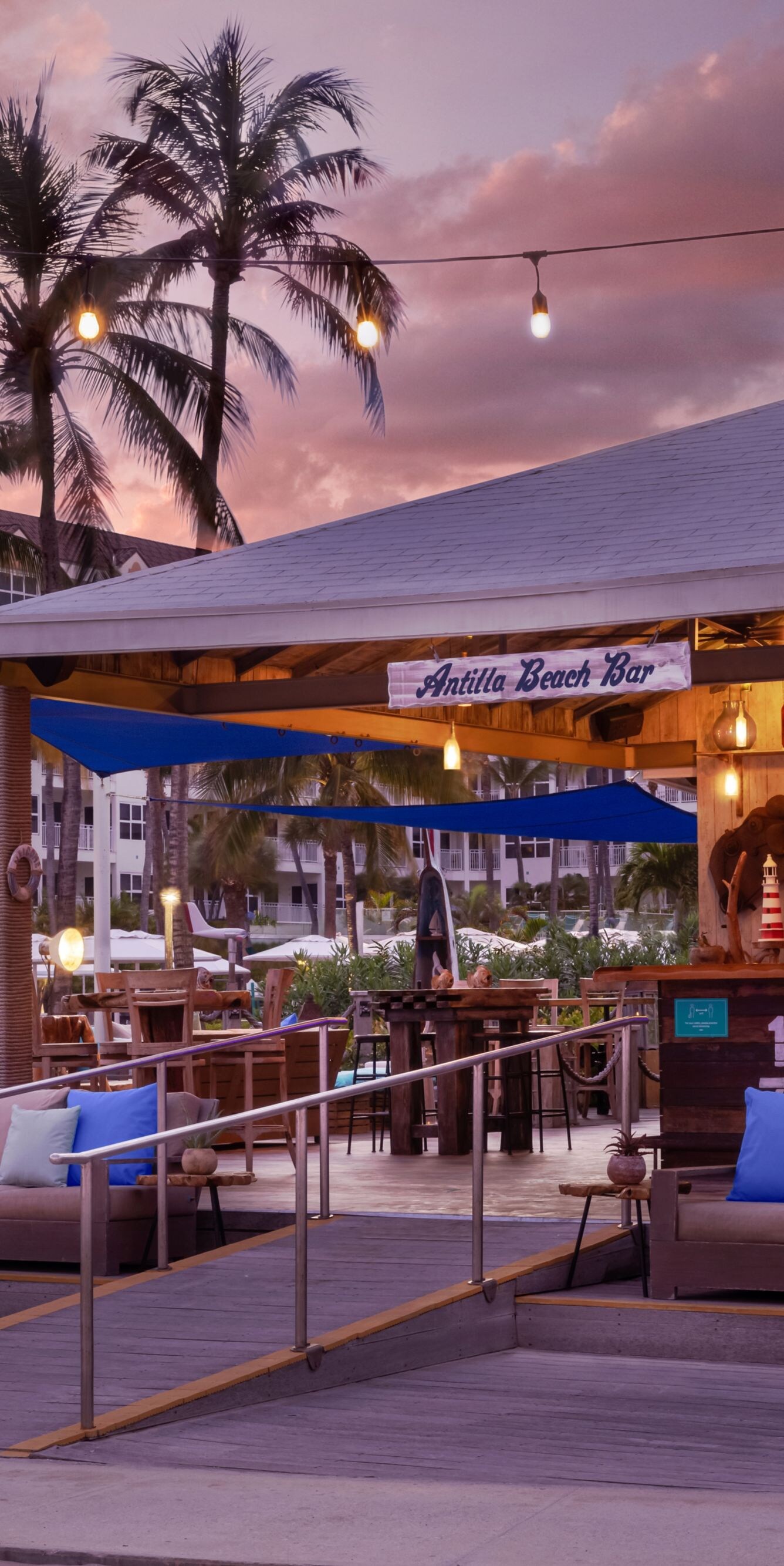 Strandbar ’s avonds met verlichting