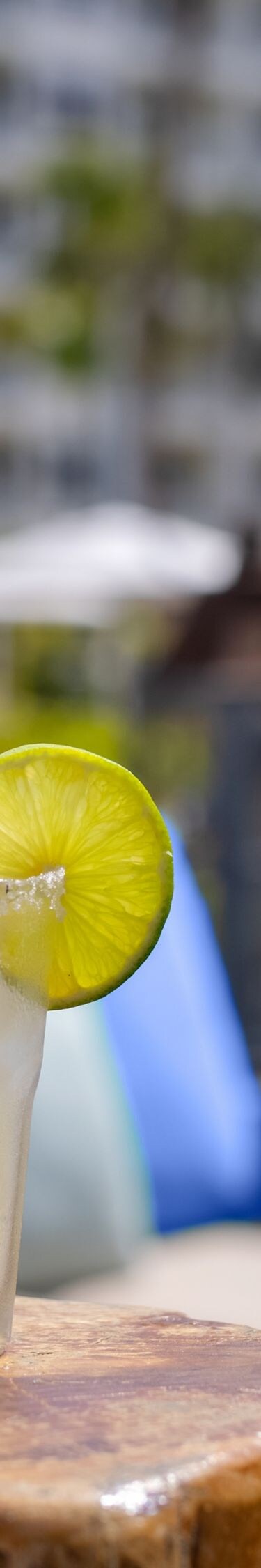 Cocktails aan het zwembad