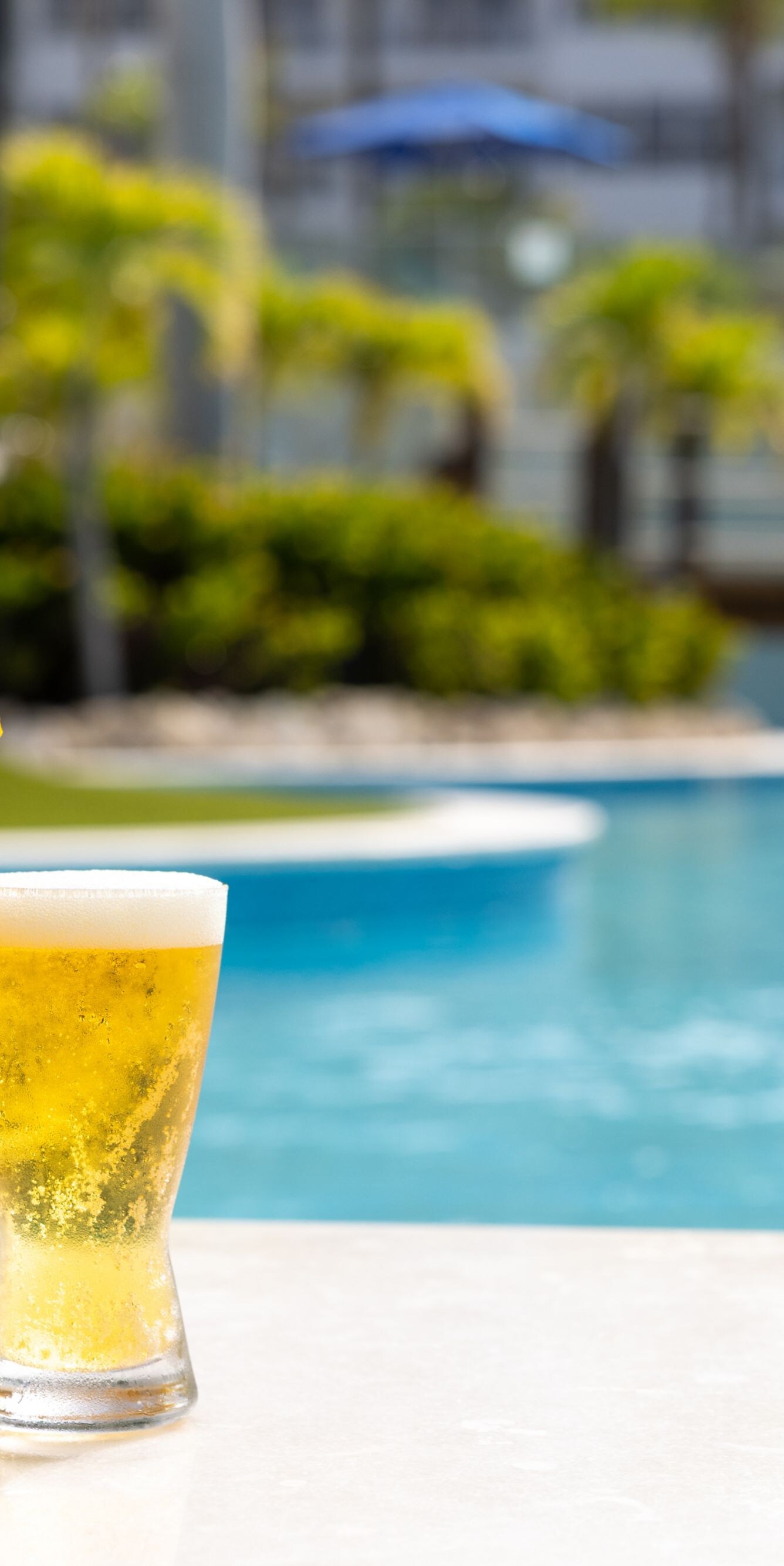 Daiquiri en biertjes bij het zwembad