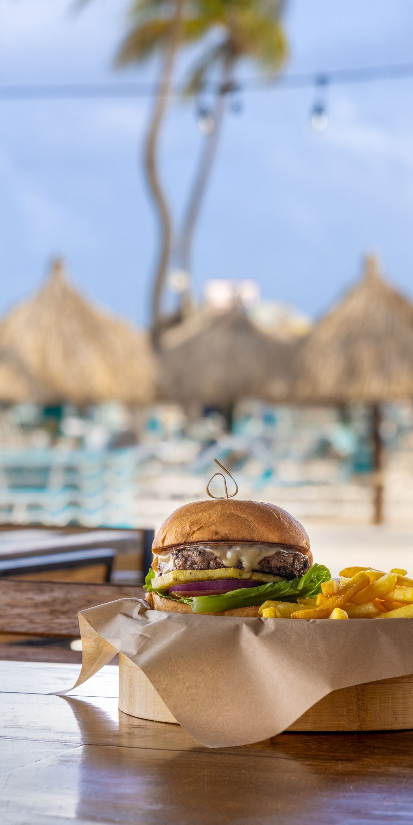 Strandbar met hamburger, friet en bier
