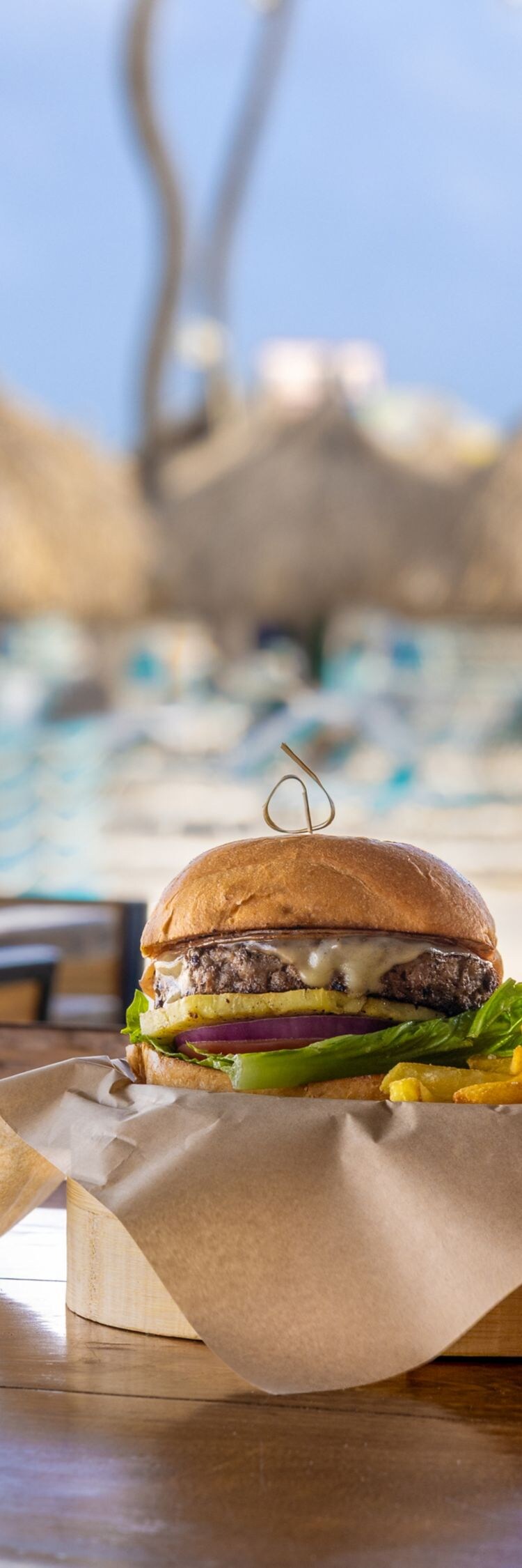 Strandbar met hamburger, friet en bier