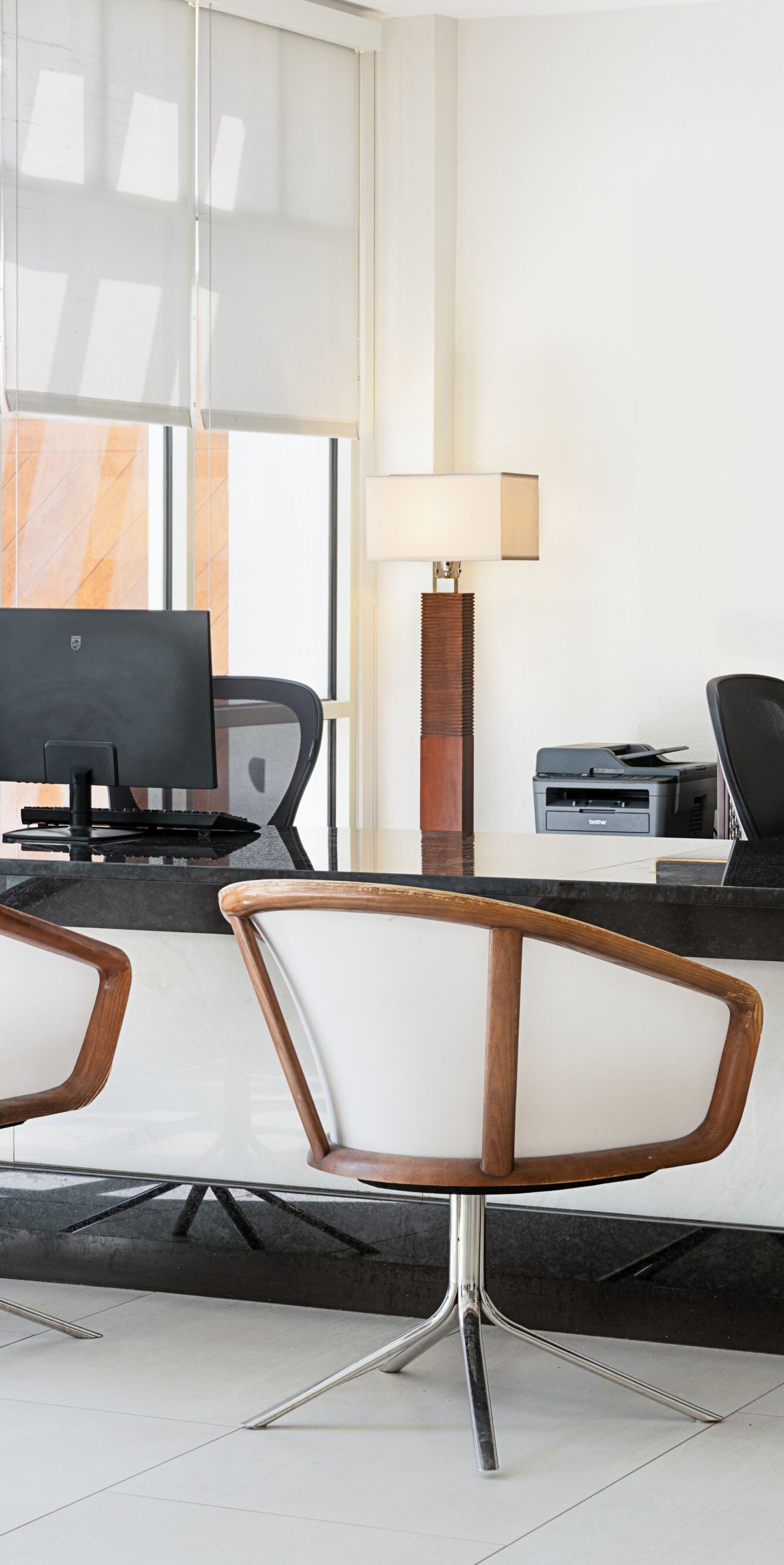 Hotelreceptie met computer en stoelen voor gasten
