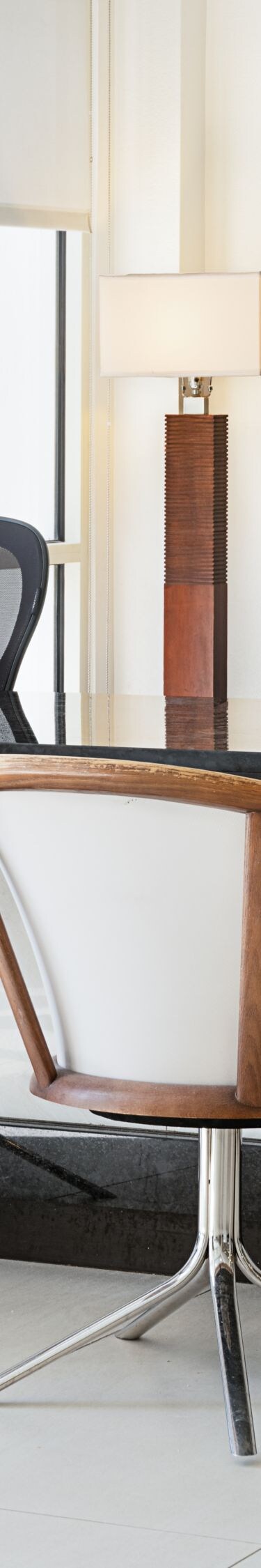 Hotelreceptie met computer en stoelen voor gasten