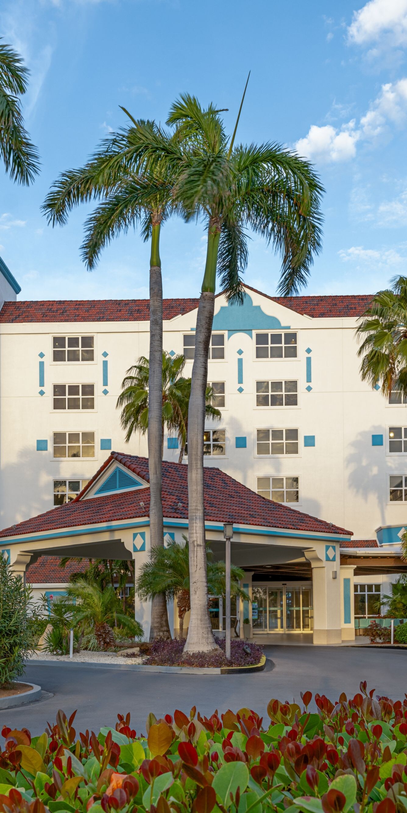 Ingang van het hotel op Aruba met palmbomen