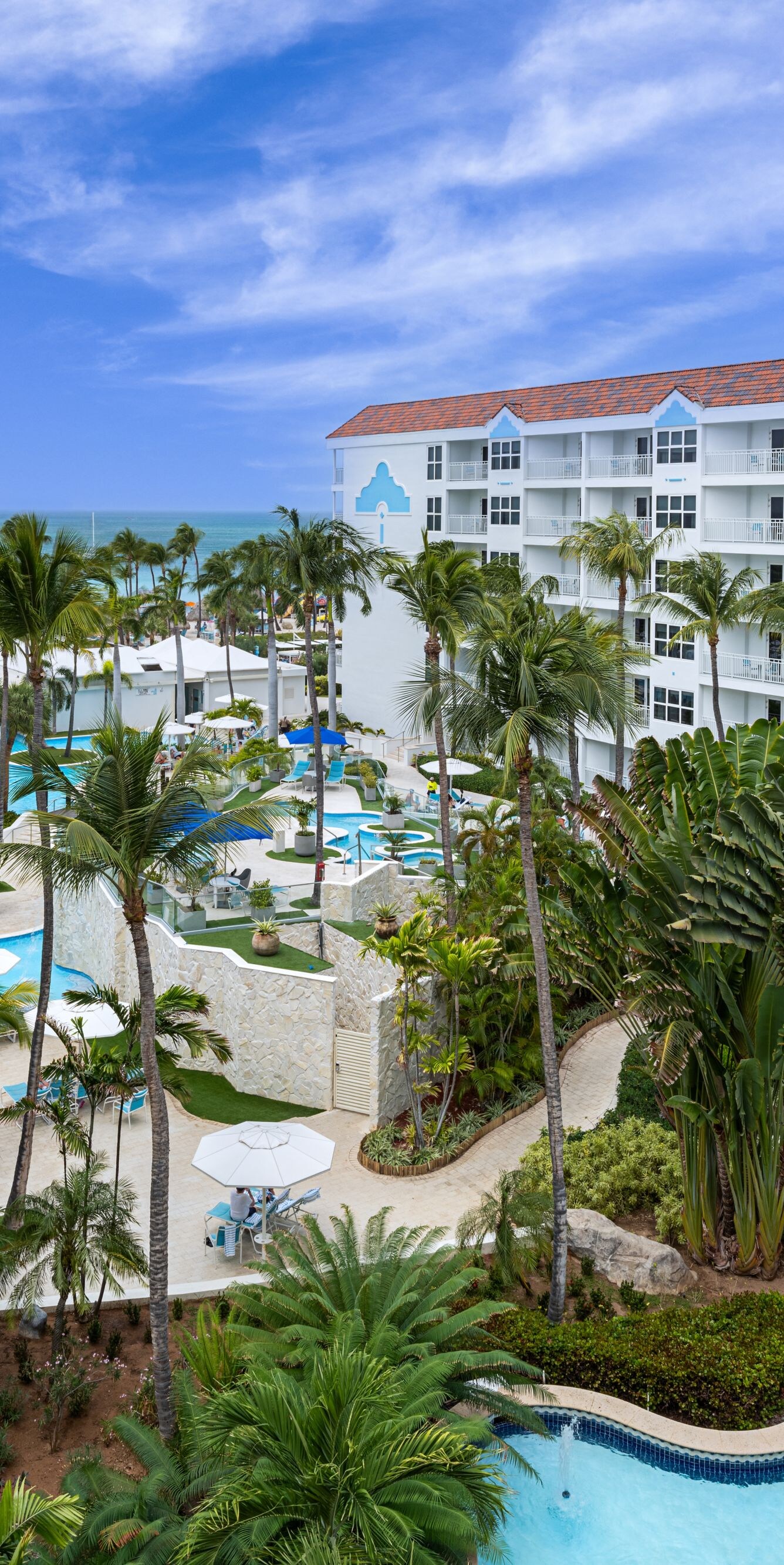 Zwembaden van vakantiewoningen op Aruba met uitzicht op de zee