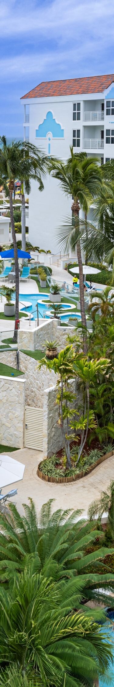 Zwembaden van vakantiewoningen op Aruba met uitzicht op de zee