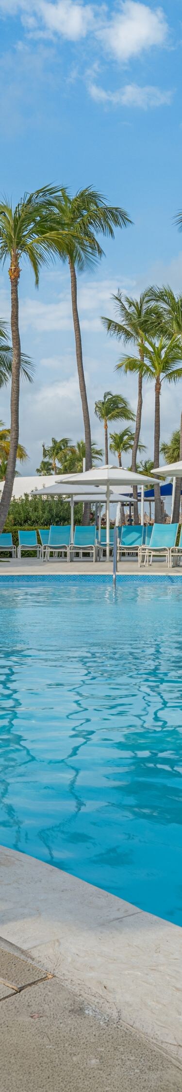 Buitenzwembad, ligstoelen en parasols