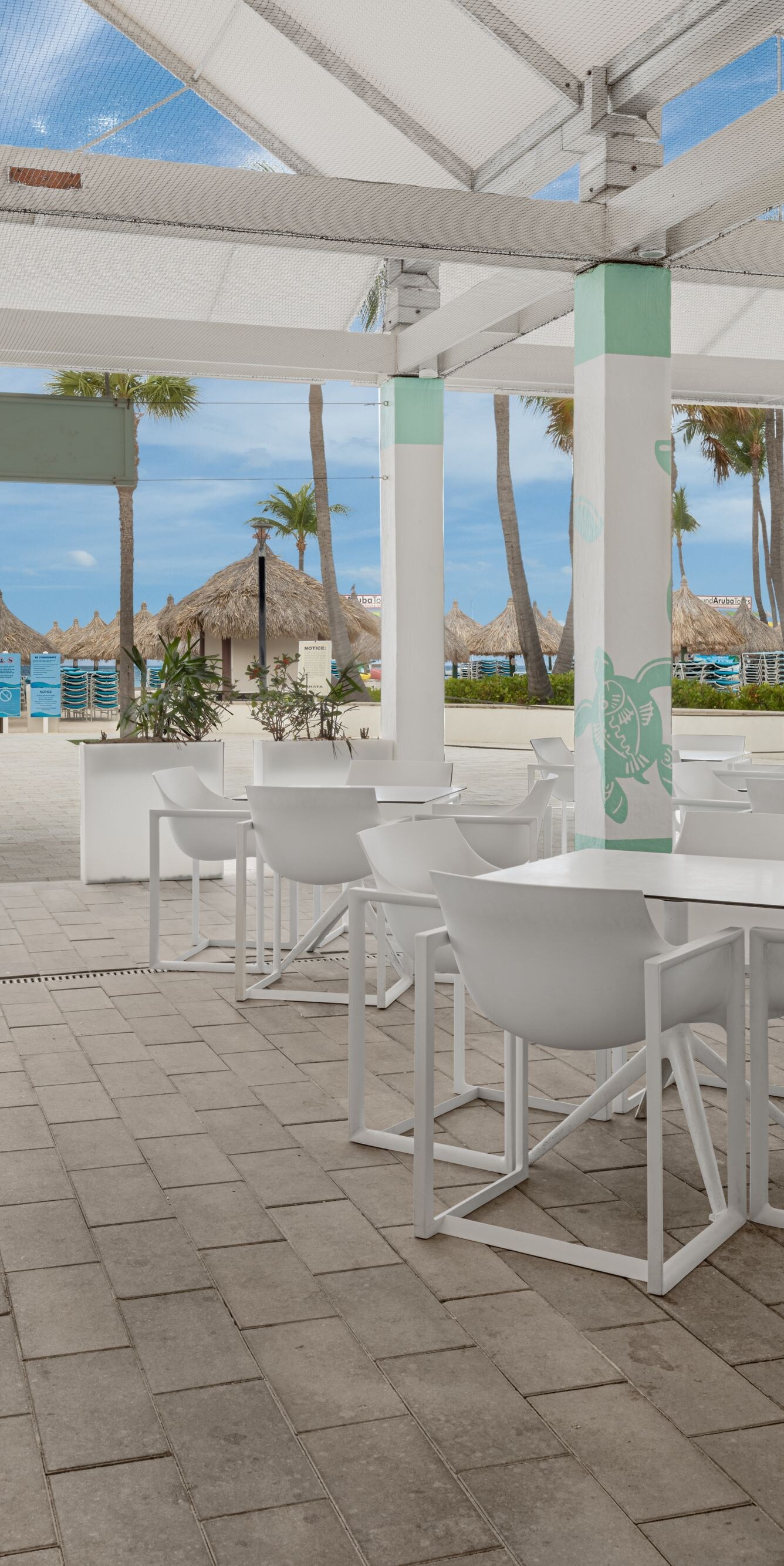 Openlucht strandrestaurant met witte tafels