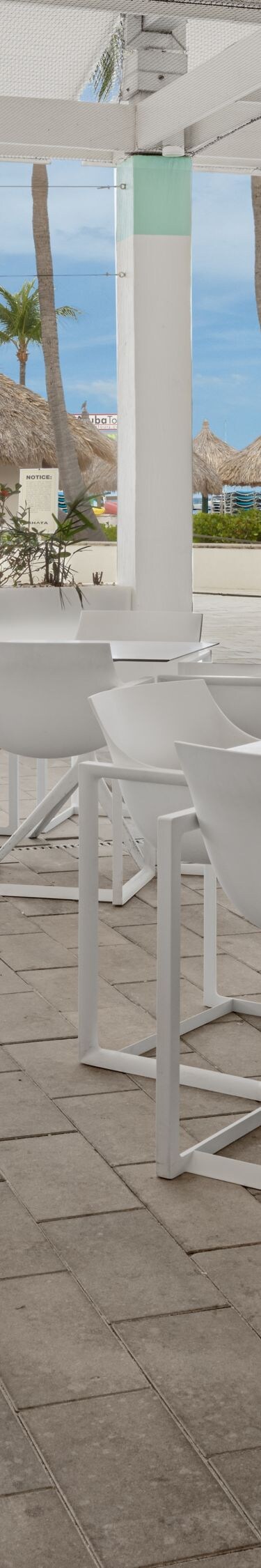 Openlucht strandrestaurant met witte tafels