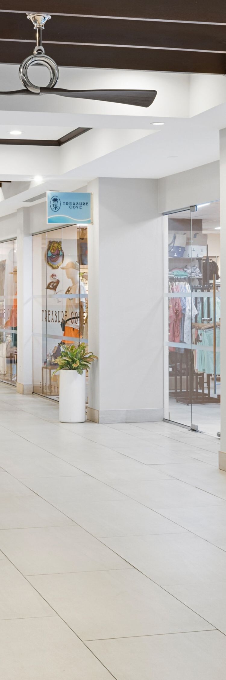 Galerij met winkels en zitplaatsen