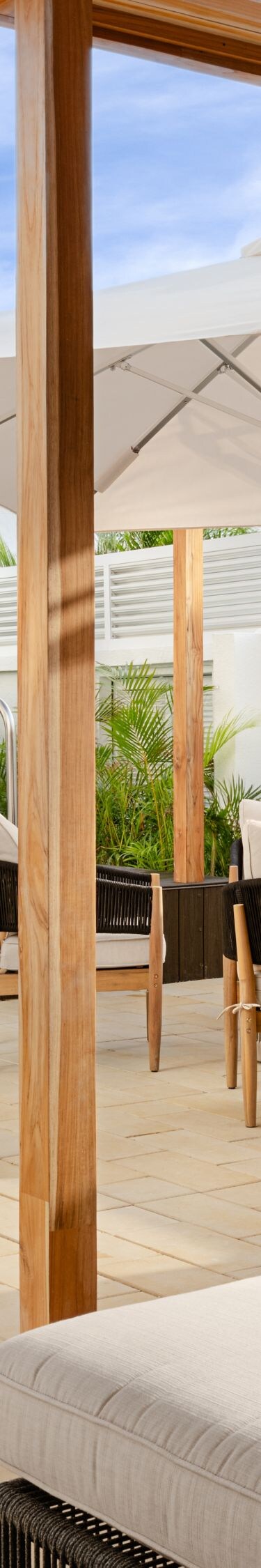 Twee dompelbaden, ligstoelen, zitgedeelte buiten