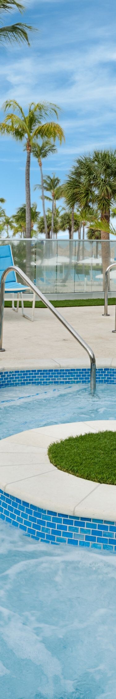 Upper Whirlpool Spa en ligstoelen