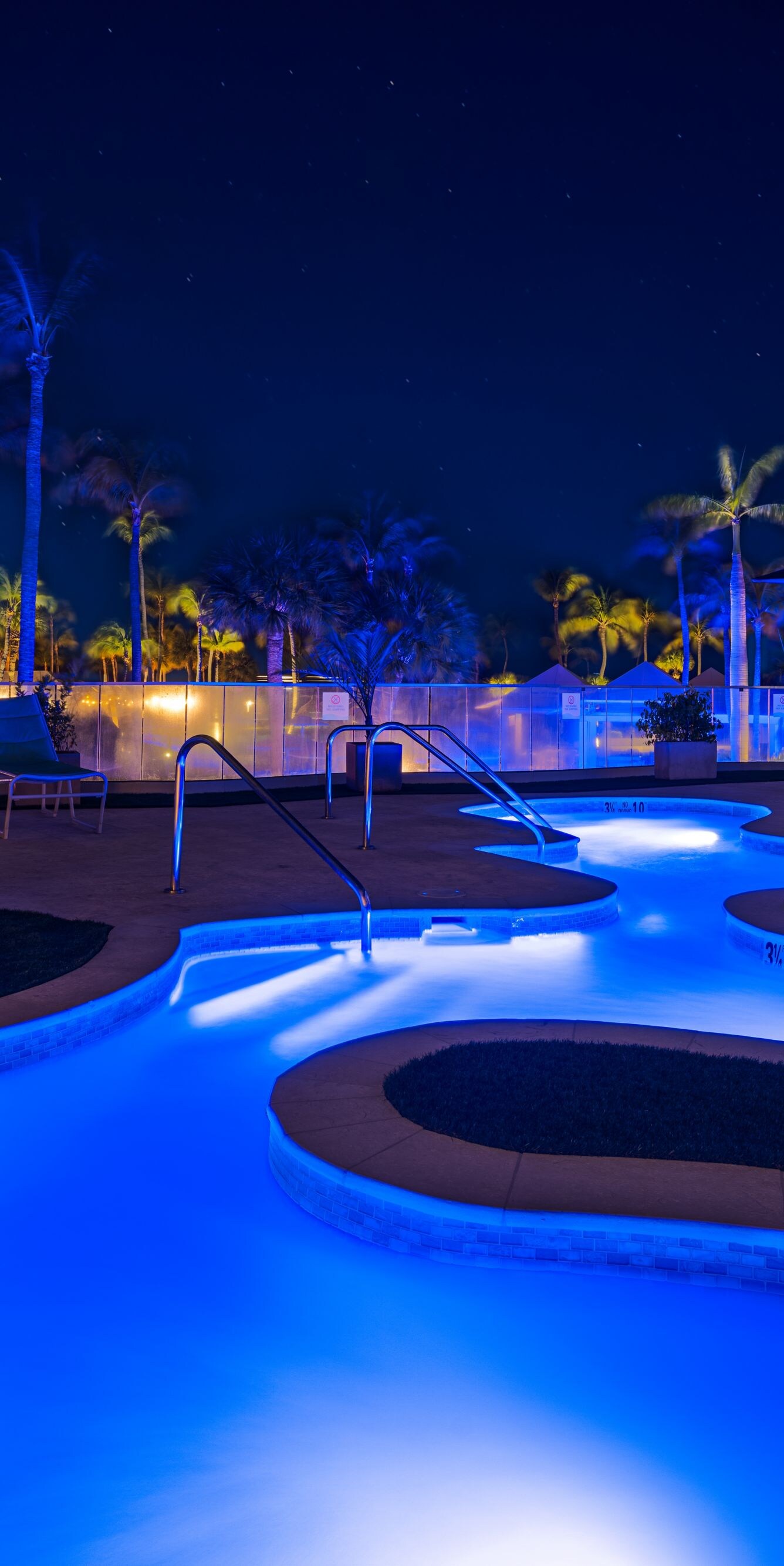 De Upper Whirlpool Spa ’s avonds met kleurrijke verlichting