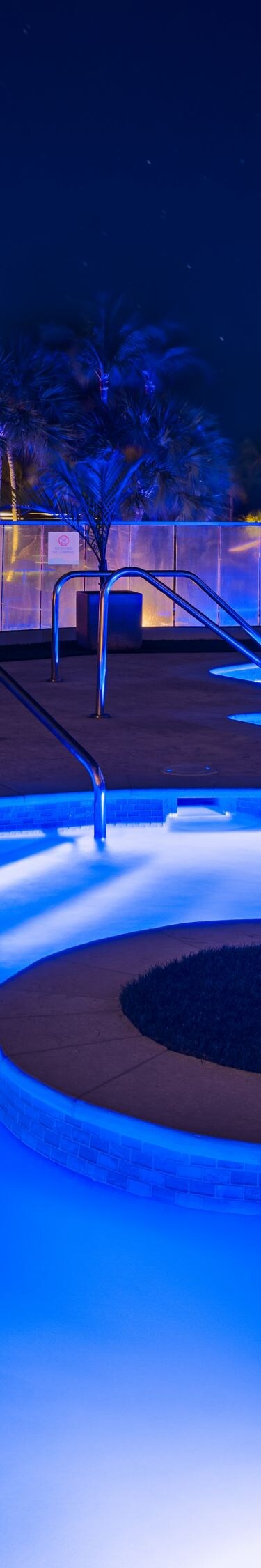 De Upper Whirlpool Spa ’s avonds met kleurrijke verlichting